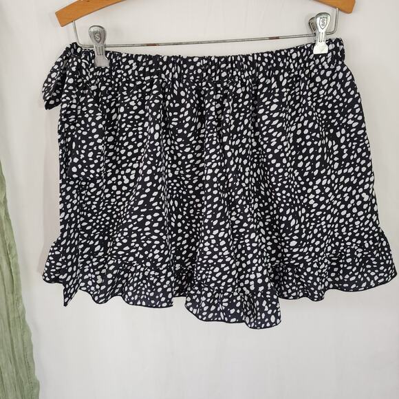 Black and White Ruffle Skort Shorts Front Ruffle Silky 2.5" Inseam Size S - Picture 3 of 5